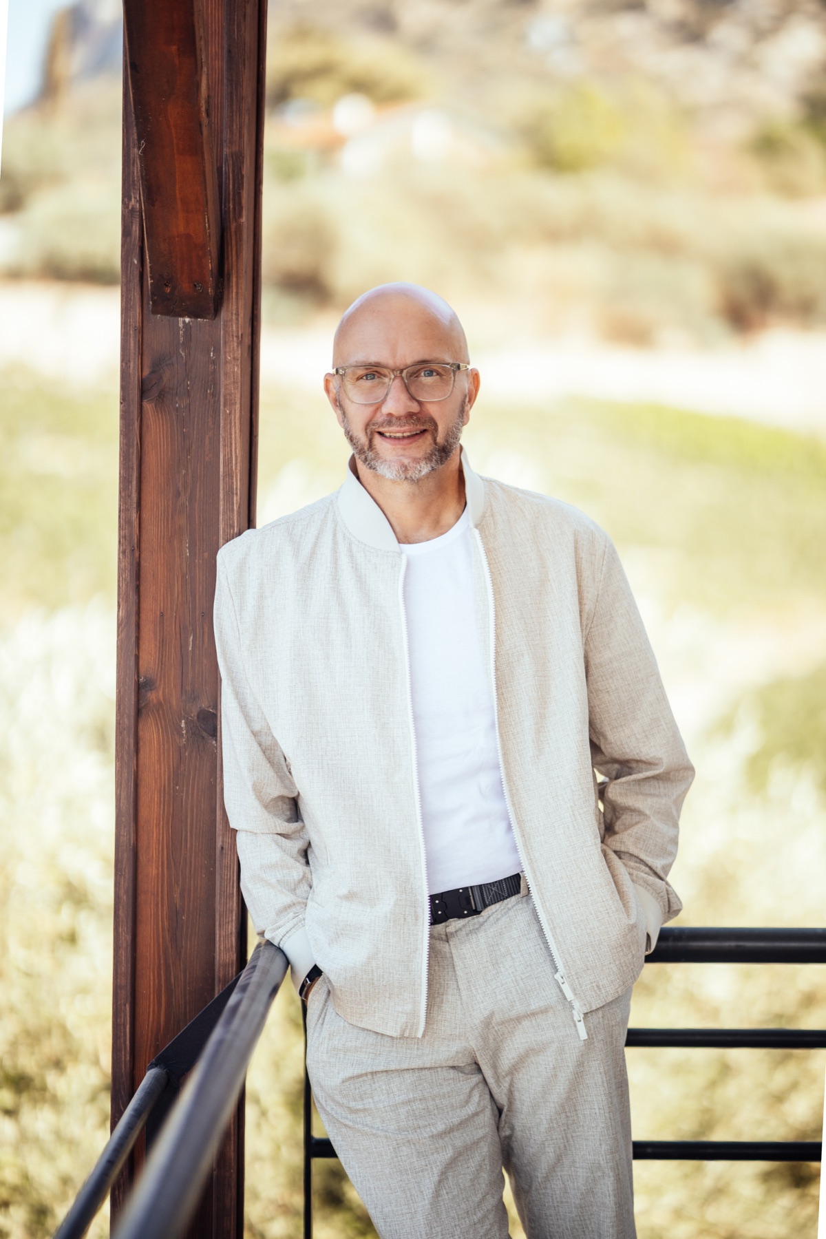 Michael Ehlers in hellem Anzug vor Landschaftshintergrund